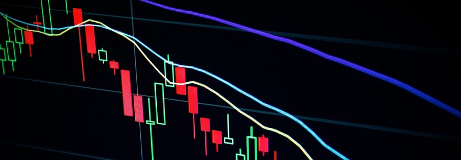 Dueño de una pequeña empresa panameña revisando facturas y estados financieros en su oficina