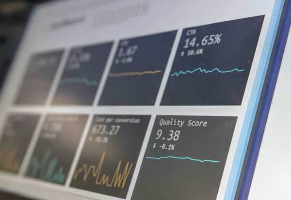 Pantalla con tablero digital de indicadores y métricas