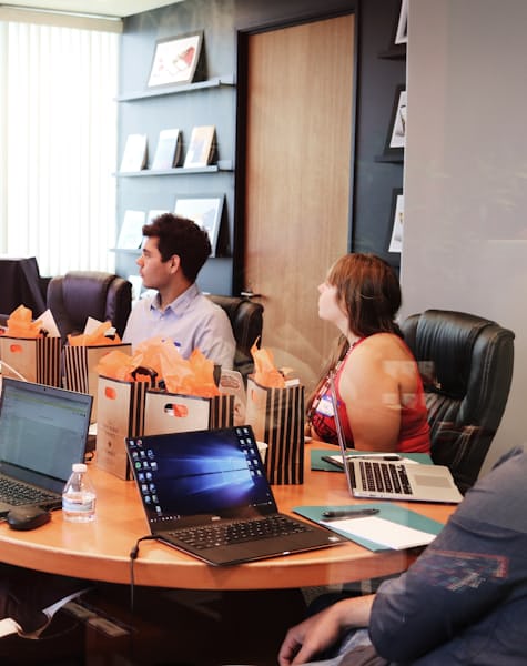 Grupo de profesionales en una sesión de capacitación con laptops