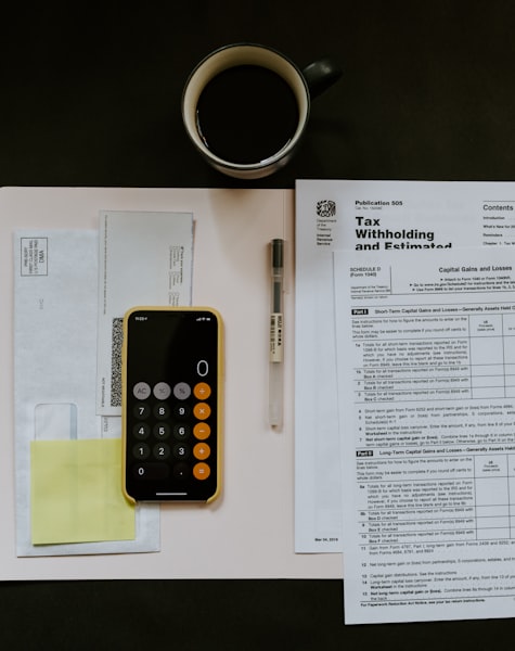 Calculadora y formularios de declaración de impuestos sobre un escritorio