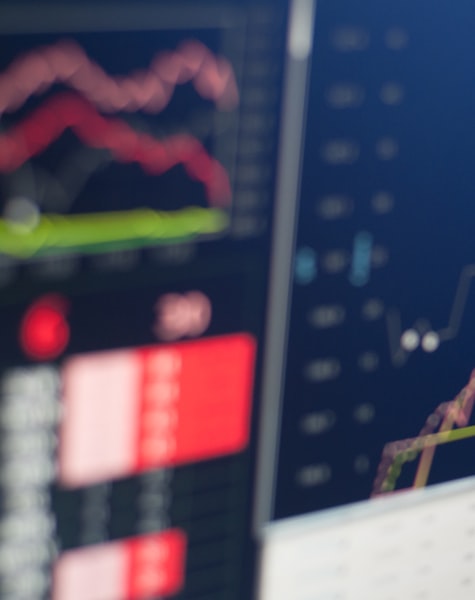 Pantalla con gráficos financieros y variación de indicadores