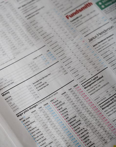 Páginas de un informe financiero con tablas de cifras