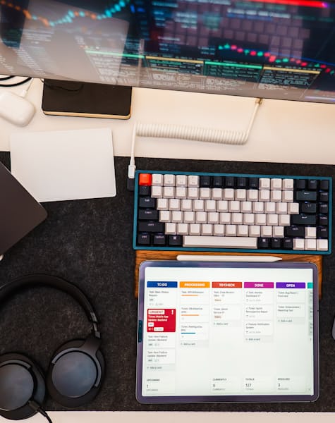 Escritorio con teclado y tablero digital de indicadores