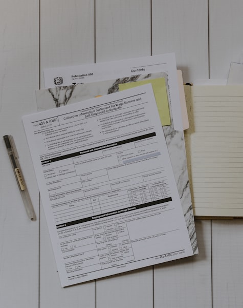 Formularios y registros contables organizados para su verificación